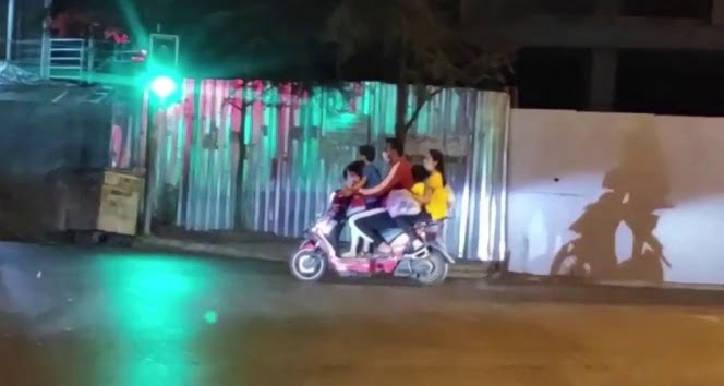 Motosiklette 5 kişilik ailenin tehlikeli yolculuğu kamerada