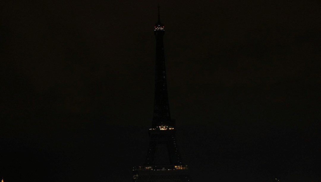 Paris’in sembolü Eyfel Kulesi enerji tasarrufu için erken karartıldı