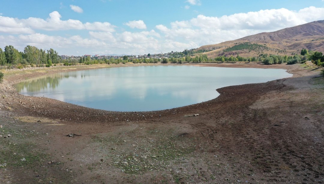 Sivas’ta kuraklıktan etkilenen Serpincik Göleti’nin suyu çekildi