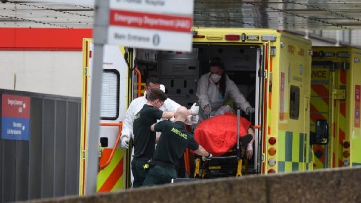 İngiltere’de, 16 saat geç gelen ambulansı bekleyen kadın öldü